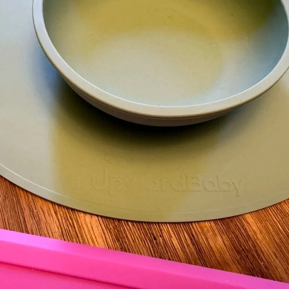 Silicone suction cup toddler plate and bowl with built in placemat - Picture 4 of 7